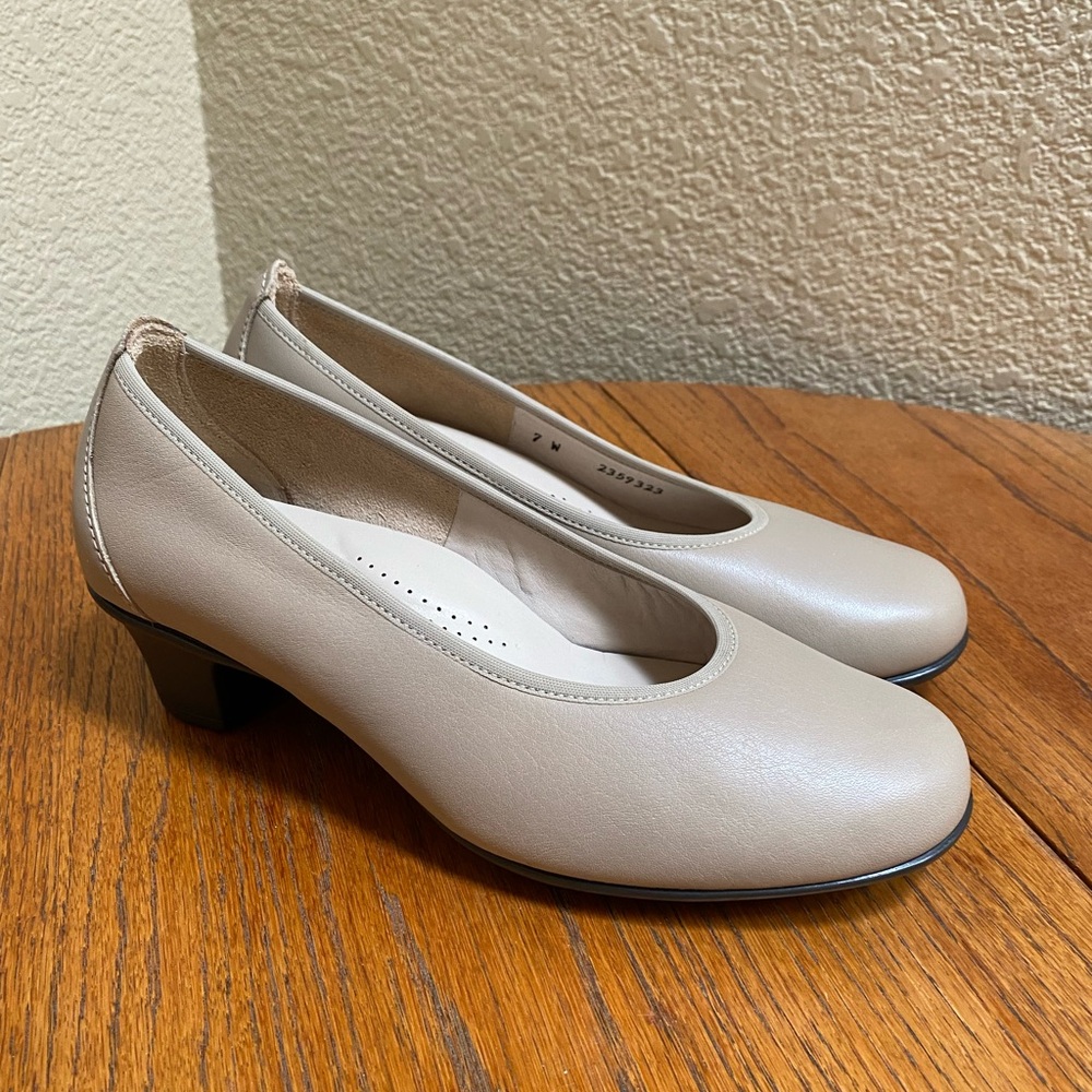 SAS Milano taupe / beige heeled pumps